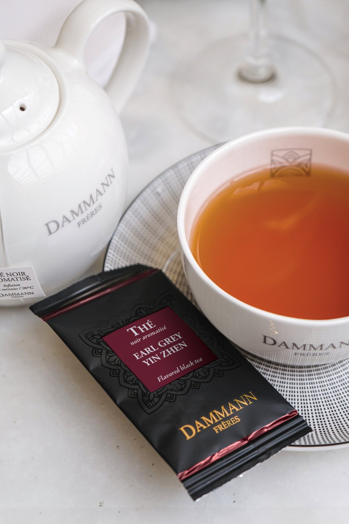 Sachet Earl Grey Yin Zhen de Dammann Frères avec une tasse de thé