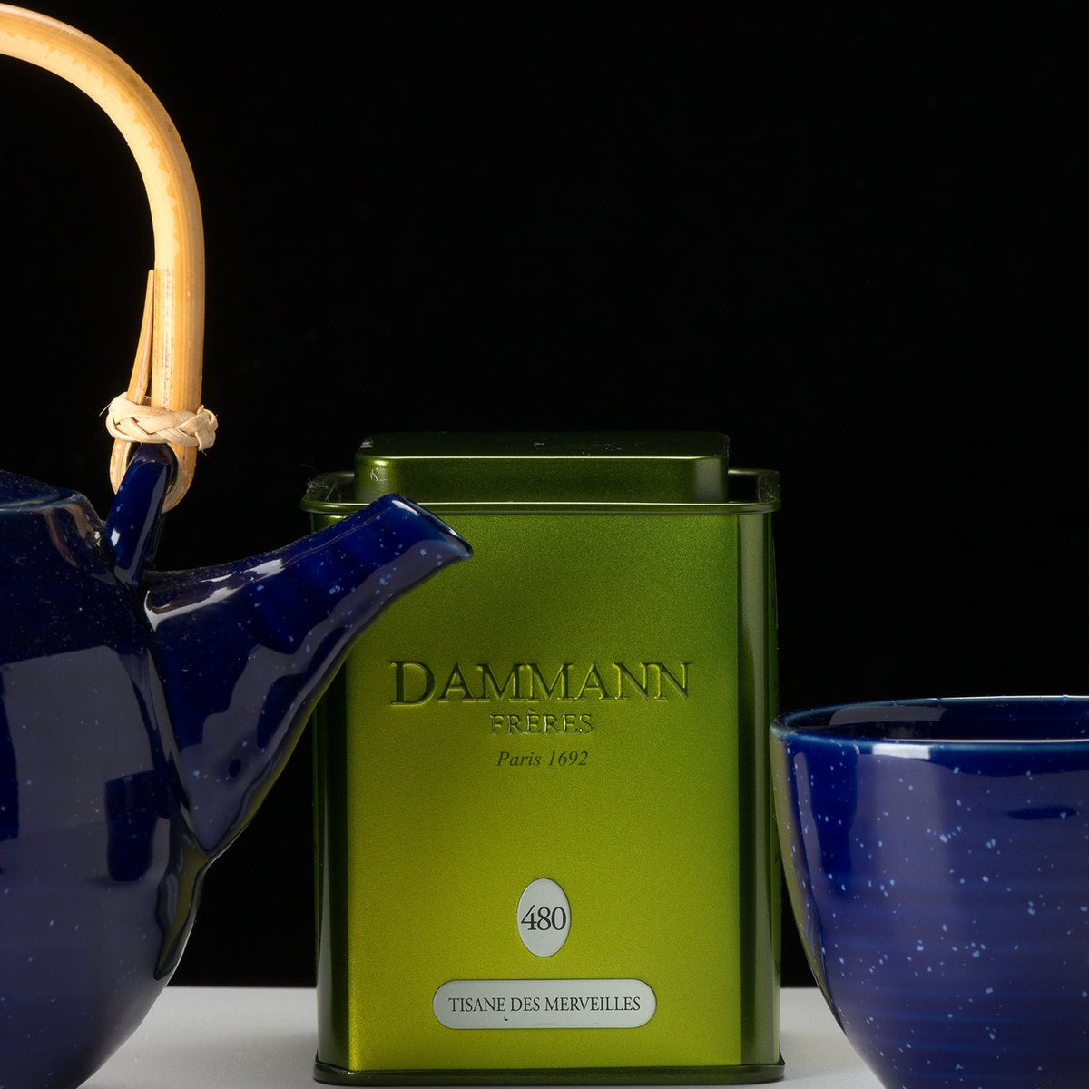 Boîte métal Tisane des Merveilles de Dammann Frères avec une théière bleue et un bol