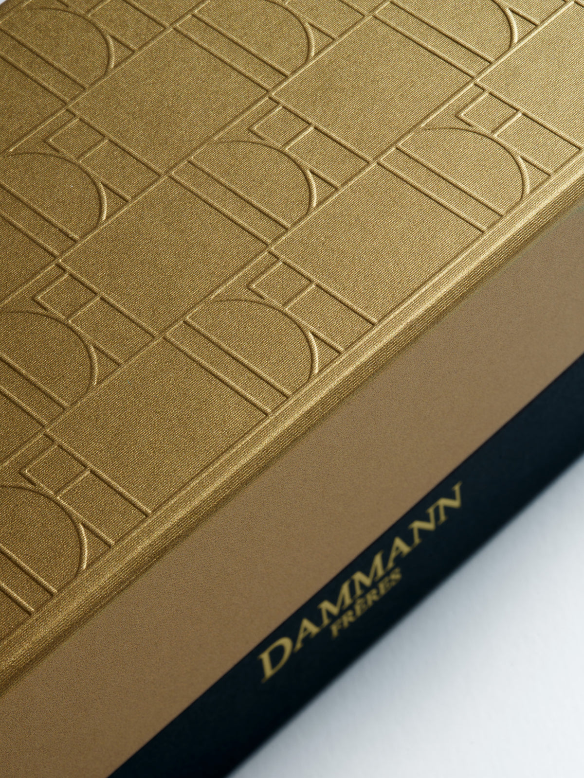 Coffret Jardin Gourmand de Dammann Frères, gros plan sur le couvercle doré gaufré