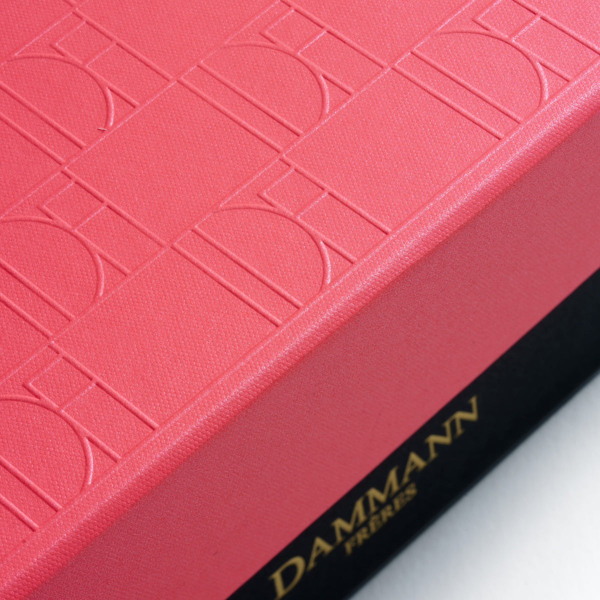 Coffret Jardin Romantique de Dammann Frères, gros plan sur le couvercle rose gaufré