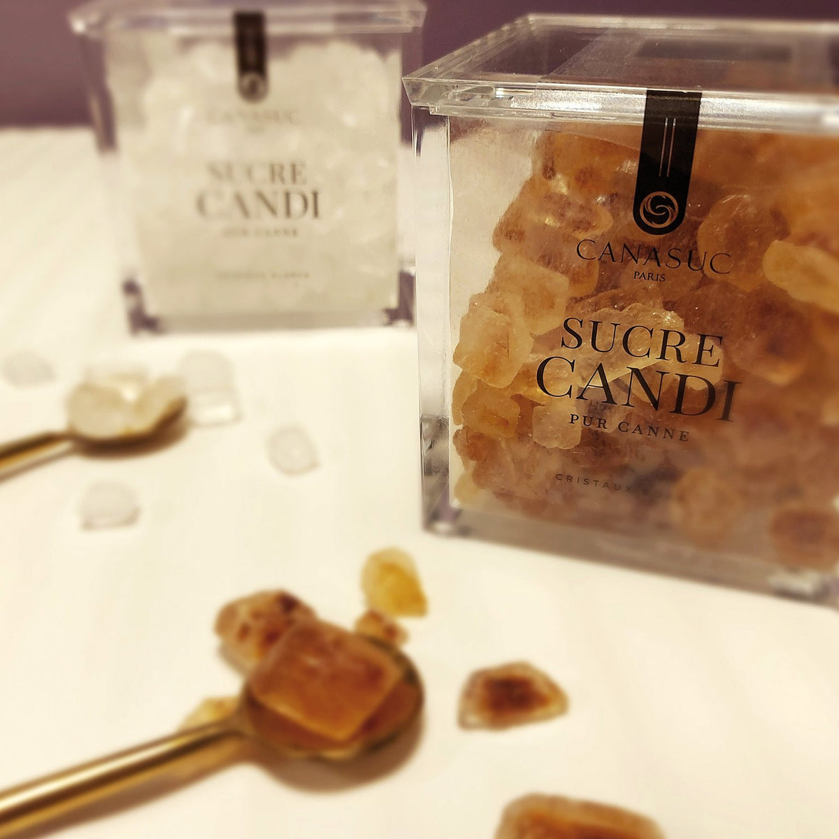 Sucre candi brun Canasuc avec sa boîte et une cuillère dorée