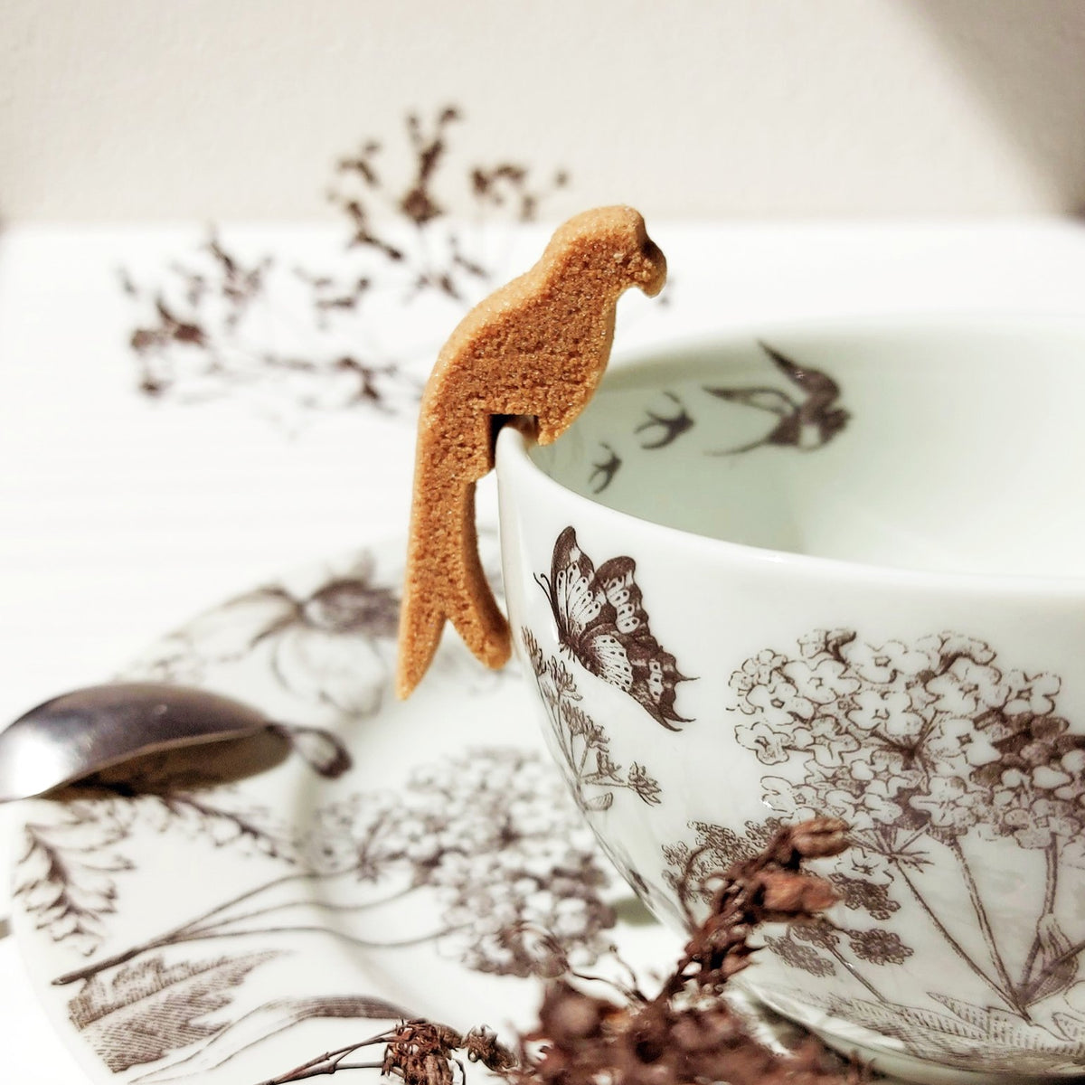 Oiseau en sucre Pause Ailée Canasuc perché sur une tasse à thé
