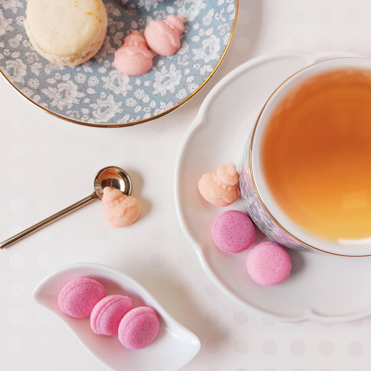 Sucres Canasuc Ronde de Douceurs en forme de macaron, avec du thé et des pâtisseries