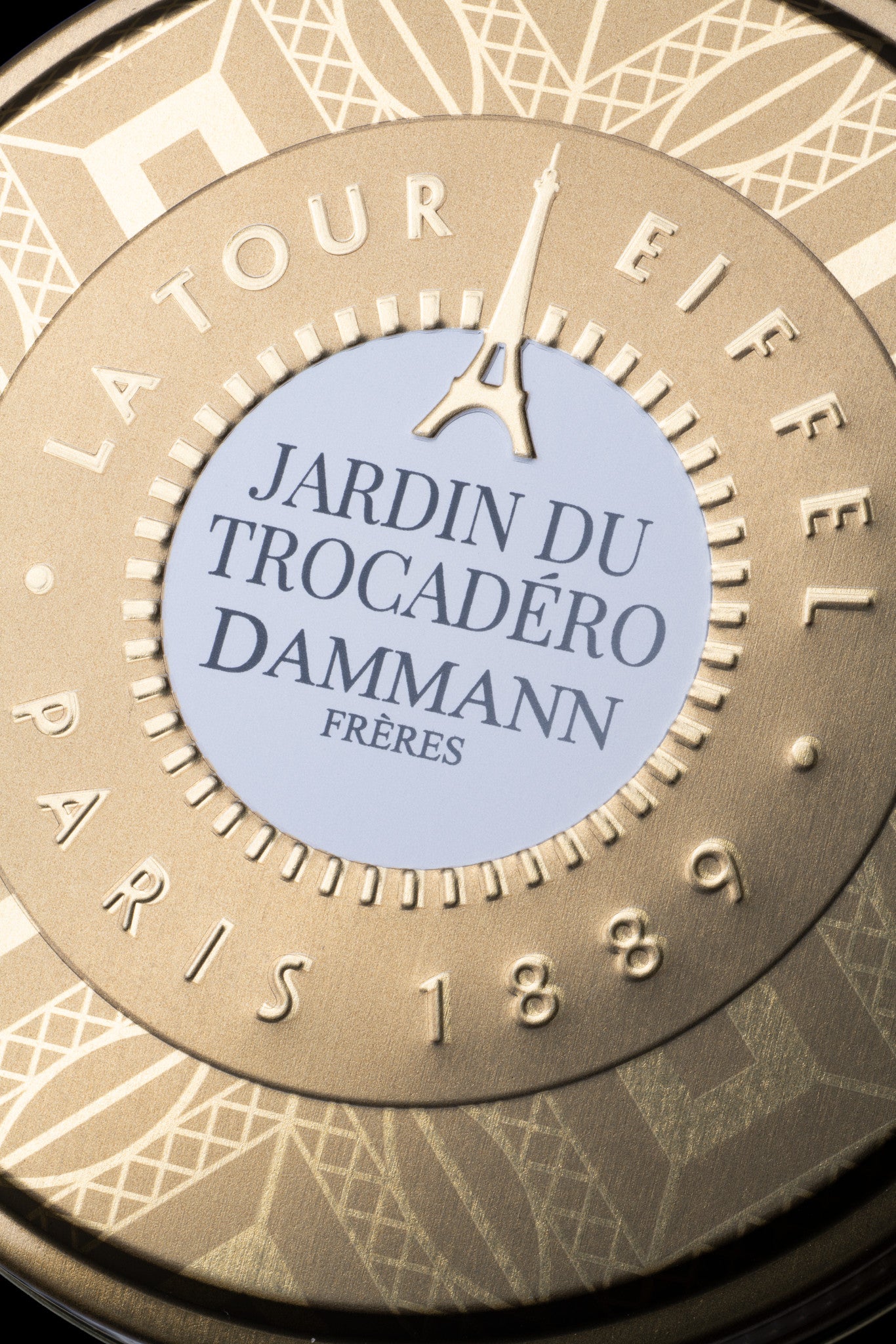 Boîte bonbon Jardin du Trocadéro de Dammann Frères, gros plan sur le couvercle doré Tour Eiffel