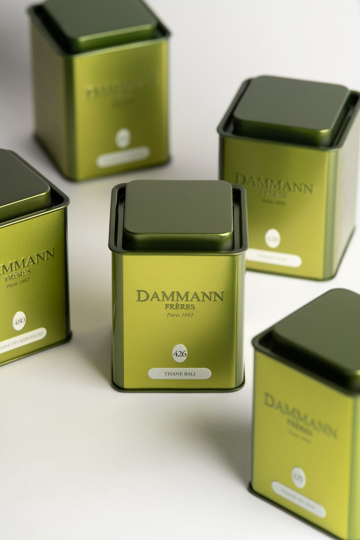 Boîte métal verte Tisane Bali N°426 de Dammann Frères parmi d’autres boîtes de tisane
