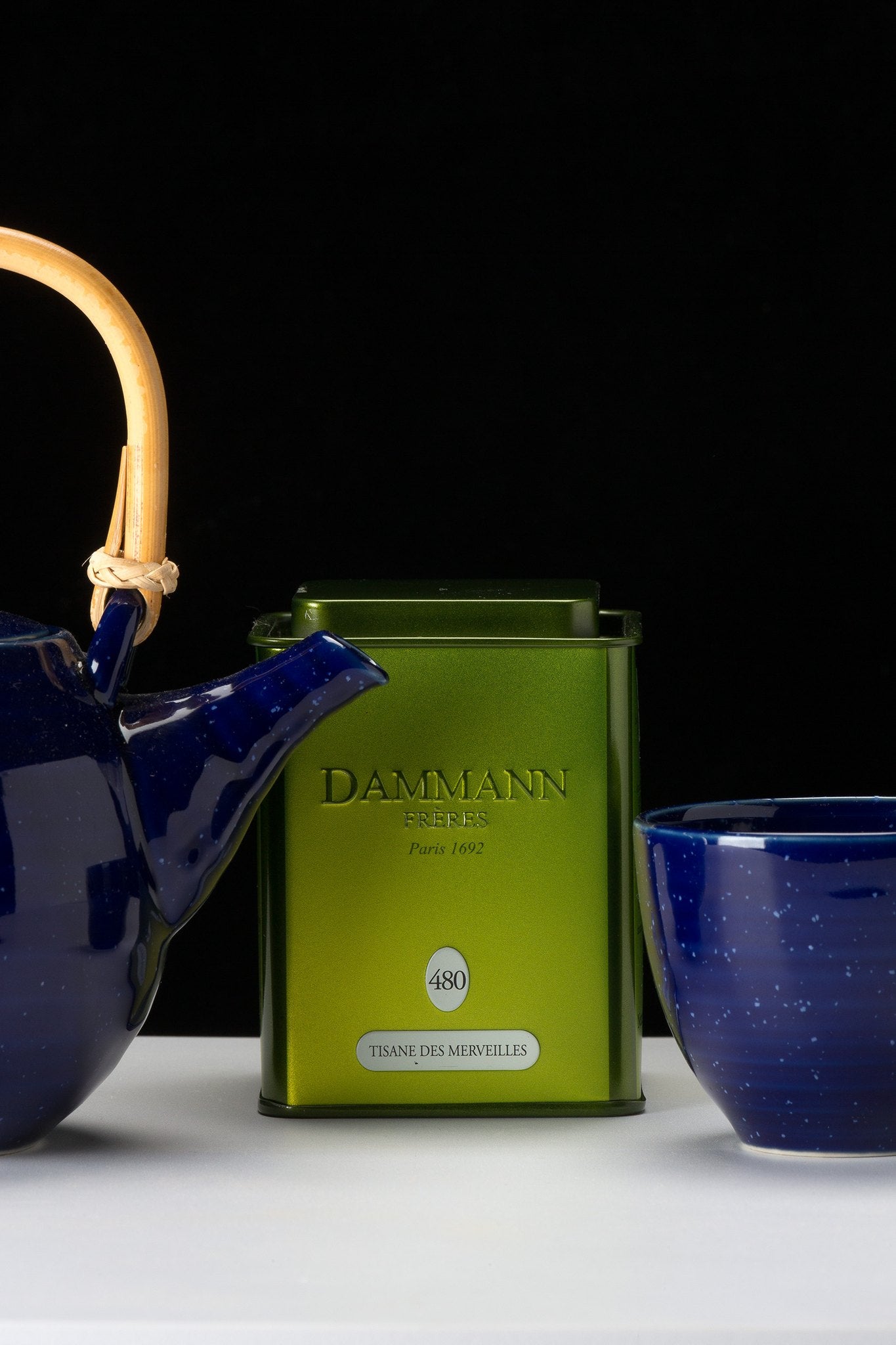 Boîte métal Tisane des Merveilles de Dammann Frères avec une théière bleue et un bol